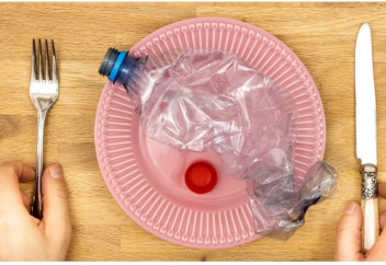 Тағам қапталған пластик бөлшегі екі сағаттан соң тамақтанған тышқанның миынан табылды