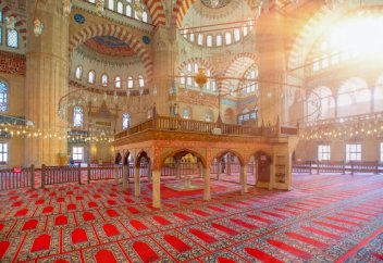 Как называются разные части мечети?