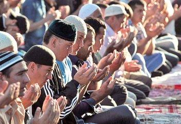 Намазда тақия киюдің үкімі қандай?