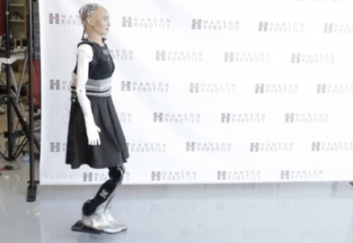 Робот София, получившая гражданство КСА, научилась ходить (Видео)