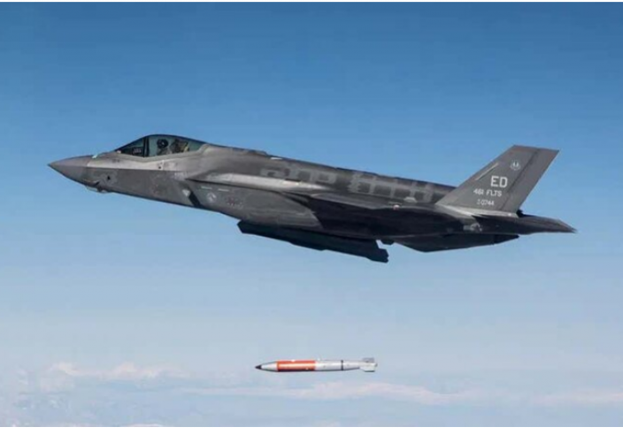 США сбросили с борта F-35A новую ядерную бомбу, способную достать до Москвы (видео)