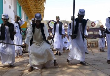 Әлі күнге қылышын жанынан тастамайтын мұсылмандар (фото)