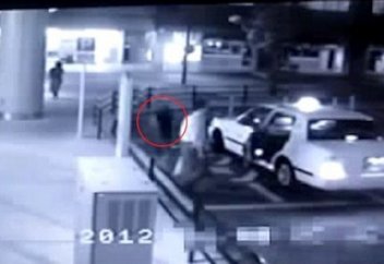 Жапонияда елес-жолаушы таспаға тартылып қалды (видео)