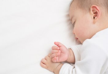 Ата-анасы қайтыс болған соң 4 жылдан кейін өмірге келген сәби