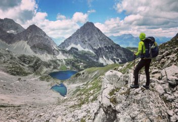 Как безопасно ходить в горы, рассказали эксперты