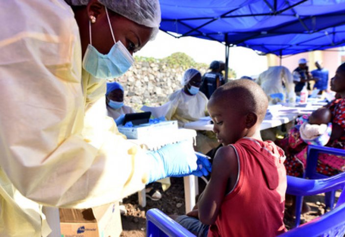 Смертельный вирус достиг международного масштаба. Число летальных исходов от Эболы среди детей в ДР Конго достигло 77%