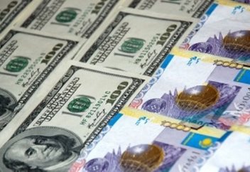 Как массовое изъятие долларов в США отразится на курсе тенге