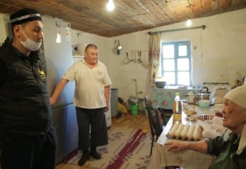 Рамазан: “Ықыласты бауырлар” еріктілері Индер ауданындағы мұқтаж отбасыларға азық үлестірді (+ ВИДЕО +ФОТО)