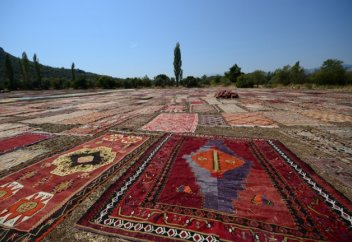 Қолдан тоқылған 25 мың кілем күн көзінде, ашық аспан астында жатыр... (фото)