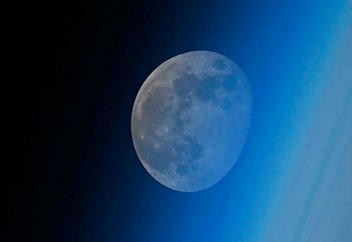 Айдың батуы (ғарыштан түсірілген видео)