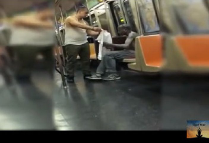 Нью-Йорк метросының жолаушысы үйсіз-күйсіз жанға киімін шешіп берді (ВИДЕО)