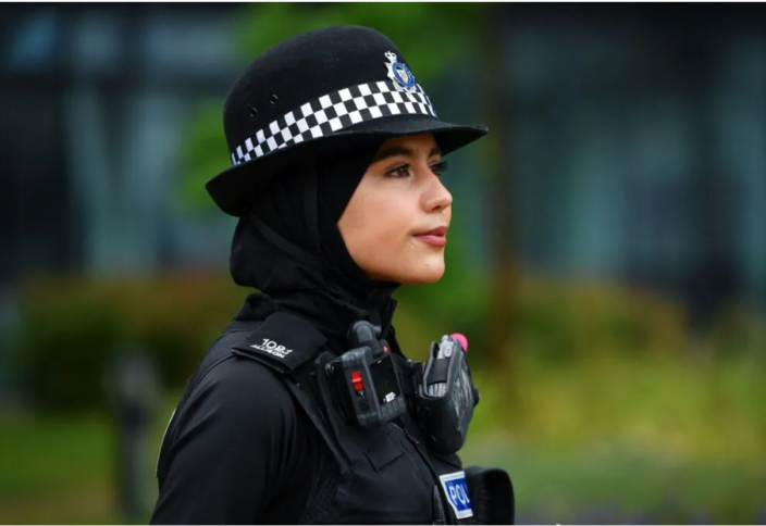 Новый инновационный хиджаб внедряется в полицию Англии