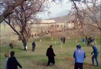 Жители Таджикистана и Киргизии устроили массовую драку на границе (Видео)