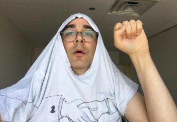 Иран еркектері әйелдерді қолдау мақсатында хиджаб киді (фото)