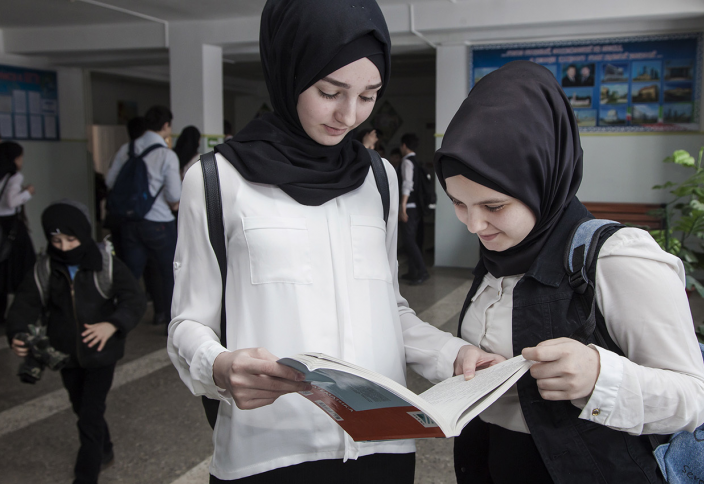 Запрет хиджабов, оскорбление ислама и пропаганда христианства - как нарушались права мусульман в российских школах