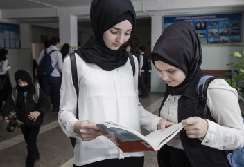 Запрет хиджабов, оскорбление ислама и пропаганда христианства - как нарушались права мусульман в российских школах