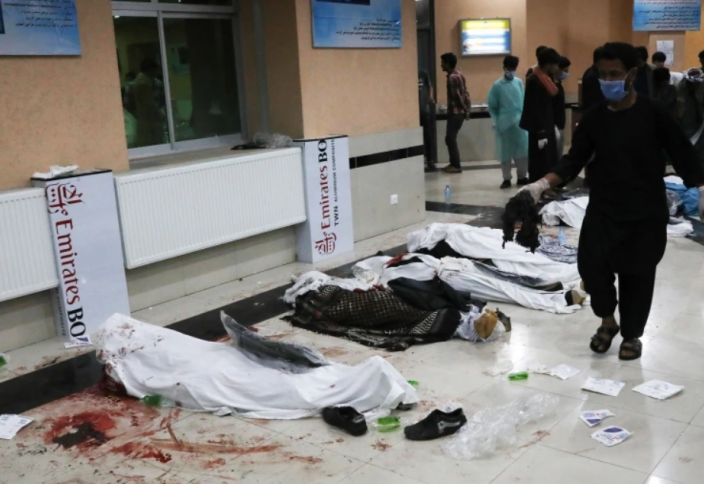 В Афганистане террорист взорвал студентов во время экзамена, десятки погибших