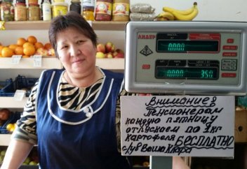 Мұсылман әйел әр жұма сайын картопты тегін таратады (видео)