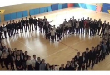 Оқушылар сырқатқа шалдыққан сыныптасы үшін салтанатты шарадан бас тартты (видео)