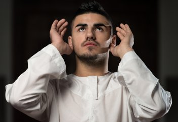 Намаздың алғашқы тәкбірінде қолдарымызды құлаққа дейін көтерудің дәйекті дәлелі бар ма?