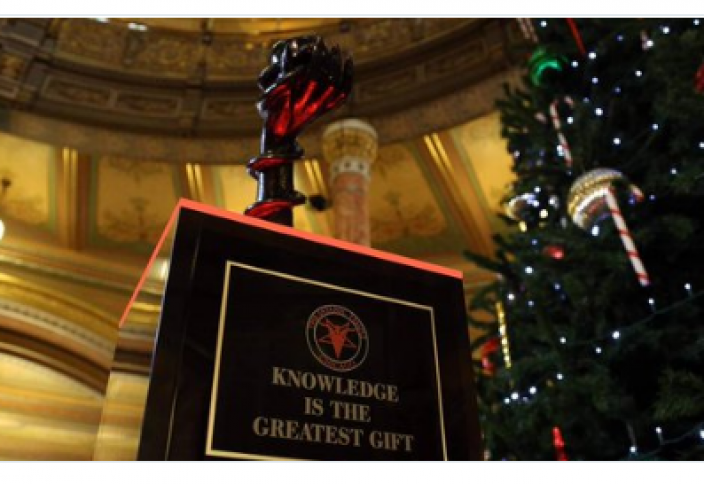 Разное: Сатанисты установили статую в правительстве штата рядом с рождественской елкой