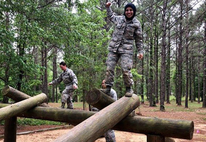 Лейтенант в хиджабе вошла в историю армии (фото)