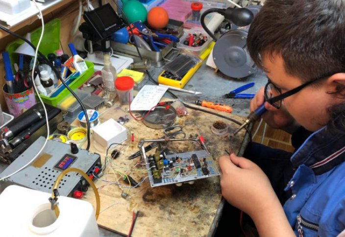 Школьник из Павлодара изобрел бесконтактный дезинфектор