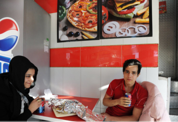 Иран: как работает "пиратский" фастфуд в одной из самых закрытых стран мира
