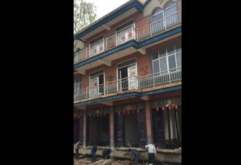 Үйін сүріп тастамақ болғанда қытай үш қабатты баспанасын алты метрге жылжытып, аман алып қалды (видео)