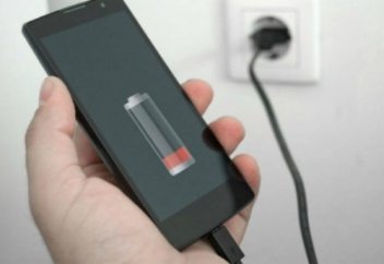 Продлить жизнь смартфону: как правильно поменять батарейку