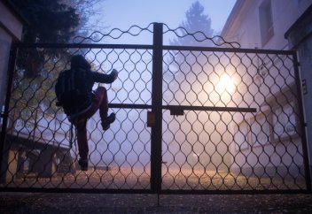 Незаконное проникновение на охраняемый объект может стать уголовным нарушением