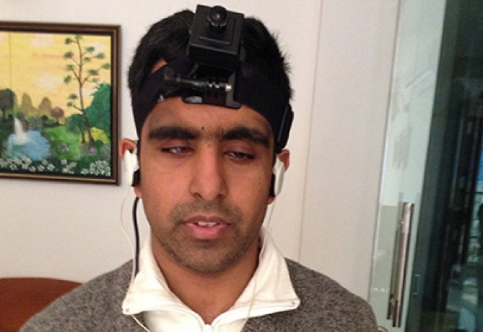 Зағип жігіт дыбысты фото аппаратын пайдалануды үйренді