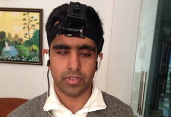 Зағип жігіт дыбысты фото аппаратын пайдалануды үйренді