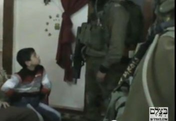 Израил сарбаздары түн жамылып, балаларды сұрақтың астына алуда (видео)