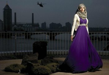 Новый тренд соцсетей: европейских девушек одевают в хиджаб на улице