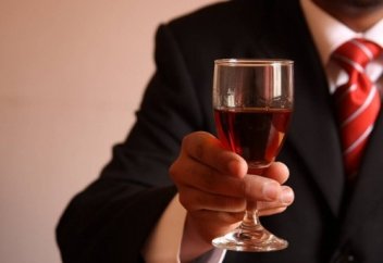 Қазақстанда мемлекеттік қызметкерлерге ішімдік ішуге тыйым салынды