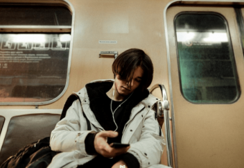 Әлеуметтік желіге тәуелді болып қалатын балалар арасында кедей отбасынан шыққан балалар қарасы көп – зерттеу