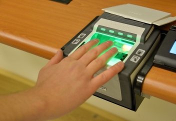 В магазинах начнут проверять возраст по биометрии