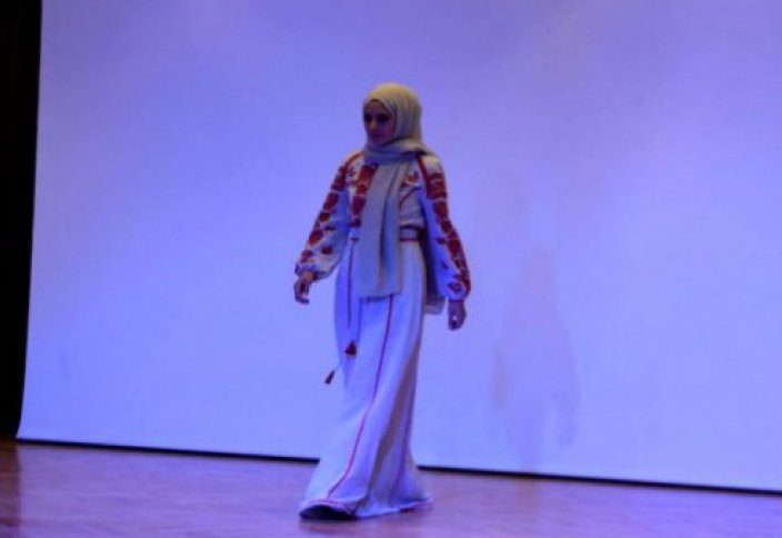 В Турции прошел показ вышиванок с хиджабами