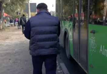 Алматыда автобус жүргізушісі намаз оқығаны үшін жұмыстан шығып қалды (видео)