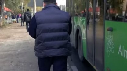 Алматыда автобус жүргізушісі намаз оқығаны үшін жұмыстан шығып қалды (видео)