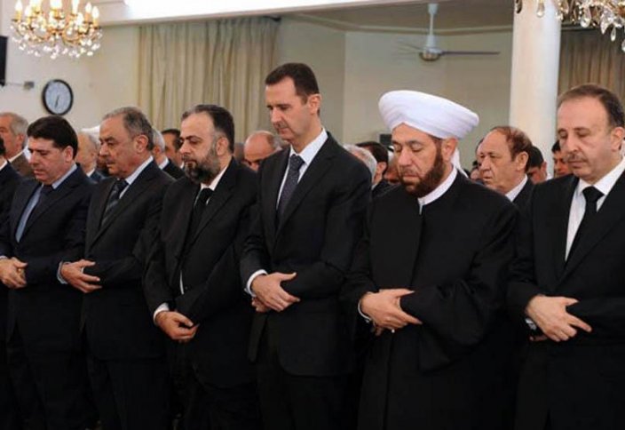 Сирия президенті намаз кезінде өзін біртүрлі ұстады  (ВИДЕО)
