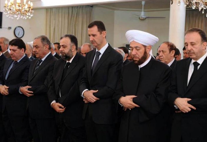 Сирия президенті намаз кезінде өзін біртүрлі ұстады  (ВИДЕО)