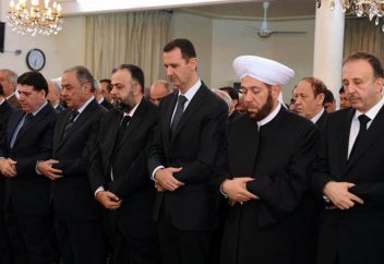 Сирия президенті намаз кезінде өзін біртүрлі ұстады  (ВИДЕО)