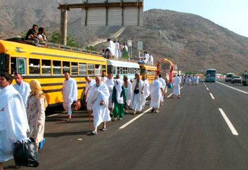 Қажылыққа бармаған бақуатты мұсылман, әуелі басқа біреуді жібере ала ма, әлде бірінші өзі баруы керек пе?