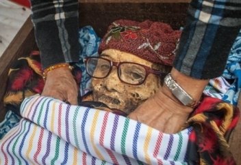 Үш жылда бір рет олар өз туыстарын қабірден қазып алады... (ВИДЕО)