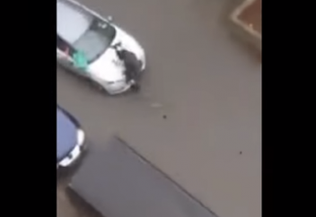 Шариғат шәлісін жамылған әйелге жасалған жантүршігерлік шабуыл (ВИДЕО 18+)