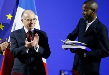 Лассана Батилиге Франция төлқұжаты табыс етілді