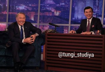 Назарбаев пришел в гости к Коянбаеву на "Түнгі студияда"