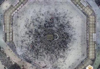 Меккедегі тарауих намазының көз тартар көріністері (ФОТО)